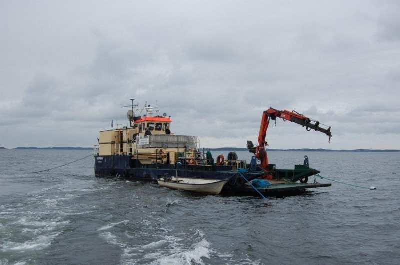 Bärgning av segelbåt vid arbetsponton
