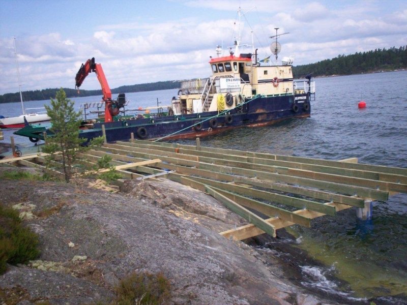 Nybyggnation av brygga i skärgården
