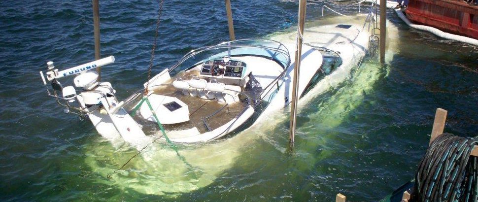 Sjunken segelbåt under bärgning