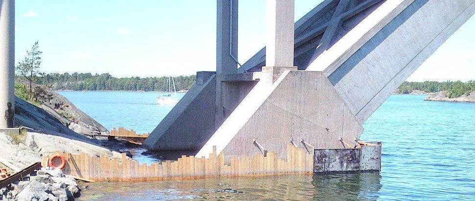 Spontarbete vid ett brofäste i skärgården